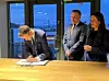 Administrerende direktør Knut Arild Hareide i Rederiforbundet undertegner mens Fiskeri- og havminister Marianne Sivertsen Næss og klima- og miljøminister Tore Sandvik bivåner.