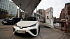 Toyota Mirai på en av fire hydrogenfyllestasjonene i Hamburg.