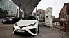 Toyota Mirai på en av fire hydrogenfyllestasjonene i Hamburg.