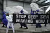 En gruppe demonstranter fra Ocean Rebellion utenfor en konferanse om havbunnsmineraler ved Hilton Hotel i London i april i år.