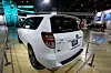 'Powered by Tesla' står det på Toyotas elektriske versjon av RAV4. Det var i mai at Tesla og Toyota inngikk samarbeid om framtidig utvikling av elbiler, komponenter og produksjonsprosesser, herunder drivlinja på RAV4 EV.Planen er å sette 35 prototyper i trafikk i diverse demonstrasjons- og evalueringsprosjekter i år. Neste år skal elversjonen av SUV-en ut på markedet.Som en del av samarbeidet, overtok Tesla den tidligere toyotafabrikken NUMMI i Fremont, California.