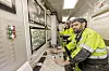 Operatørkabinen er nervesenteret i TBM'en. Foran Symeonides Charalampos, som er TBM-operatør. Bakerst Marco Carvacho, som står for den elektroniske styringen (PLC). I midten Mario Butarello, som har ansvar for strømmen. Foto: Arash A. Nejad