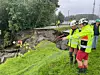Deler av fylkesvei 245 raste ut i Randsfjorden under uværet Hans. Byggeleder Halvard Nyland viser Olav Skinnes (Sp), fylkesråd for samferdsel, skadene. Foto: Jan Ivar Bøe, Viken fylkeskommune