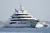 Den beslaglagte russiske superyachten Amadea skal under hammeren i tråd med amerikanske sanksjonsregler. Amerikanske myndigheter mener den tilhører en milliardær med nær tilknytning til president Vladimir Putin. Pengene fra salget skal brukes til humanitær bistand til Ukraina.