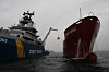 Spesialtrenet brannfolk løftes om bord på LPG-skipet Clipper Harald i kurv. Operasjonen tar lang tid. Oljevernøvelsen Scope 2017.
