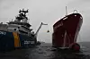 Spesialtrenet brannfolk løftes om bord på LPG-skipet Clipper Harald i kurv. Operasjonen tar lang tid. Oljevernøvelsen Scope 2017.