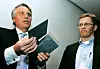 REC-gründer Reidar Langmo (til høyre) og konsernsjef Erik Thorsen fotografer i forbindelse med børsnoteringen i 2006. Foto: NTB