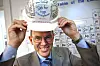 Alf Bjørseth er gründeren bak REC, Scatec, Norsun, Norwind, Thor Energy, Norsk Titanium, HIPtec og Thor Medical. Her i 2007 med en hjelm signert av alle ansatte på ScanWafer i Glomfjord. Foto: NTB