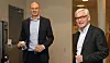Eric Staurset server kaffe,en Americano, til GEs Norden-sjef Hans Enocson. Staurset har ledet Alstom i Norge og fortsetter i GE.