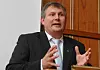 Kan få behov NEKTER: Olje- og energiminister Terje Riis-Johansen vil ikke utrede et større CO2-rør fra Kårstø til Utsira-formasjonen. Han vil følge tidsplanen.
