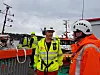 Senioringeniør Jan Willie Holbu i Kystverket (t.h.) i samtale med mannskap fra Kragerø Sjøtjeneste.Selskapet stilte med to slepebåter som la ut ogtestet lenser under Scope 2017.