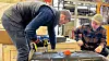 Fredrik Ringnes og Rune Granberg i Hagal henter ut battericeller som skal testes og brukes på nytt i stasjonær energilagring.