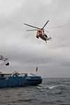 Oslo og Bergen brannvesen har spesialtrente mannskap for å håndtere kjemikalie- og gasslekkasjer. Her sendes de om bord i KBV 003 fra et Sea King helikopter. Oljevernøvelsen Scope 2017.