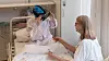 Nærmere 20 barn i isolat har fått prøve VR-opplevelser sammen med psykologer og musikkterapeuter. Foto: Jorunn Valle Nilsen/Kreftforeningen