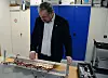 Richard Nordland i Ispas viser frem baksiden av den elektroniske antennen. Den skal de nå jobbe med å komprimere enda mer. Foto: Ina Andersen