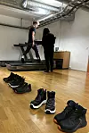 Ved å endre selve produksjonsmetoden har forskerne klart å redusere kreftene som virker mot hælen, samtidig som stabiliteten er forbedret. Her ser vi testdeltaker Johannes Kaspersen Johannessen og testansvarlig Maria Suong Tjønnås fra Sintef. Foto: Sintef