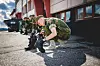 I snart 50 år har rekrutter fått utdelt lærstøvelen M/77. Bildet viser rekrutter som lærer seg å pusse lærstøvlene sine.