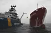 Spesialtrenet brannfolk løftes om bord på LPG-skipet Clipper Harald i kurv. Operasjonen tar lang tid. Oljevernøvelsen Scope 2017.