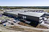 Dronebilde av Morrows batterifabrikk i Arendal som ble åpnet med brask og bram i august 2024 som den første i Norge for kommersiell batteriproduksjon.