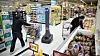 Roboten Marty vasker gulvet i et supermarked i Harrisburg i delstaten Pennsylvania. Ifølge en ny rapport vil en firedel av arbeidsplassene i USA stå i fare for å rammes når bruken av roboter og kunstig intelligens brer om seg.
