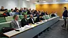 De 19 representantene fra entreprenørene som konkurrerer om å få bygge E6 over Mjøsa satt som tente lys da Bjørn Børseth fra Nye Veier greide ut om prosjektet på tilbyderkonferansen på Hamar.