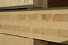 LYD: Lyd kan være en utfordring når man bygger med massivtre. Her sees en etasjeskiller med vegg over og under. Finérplaten gir en luftspalte som skal dempe lyd.
