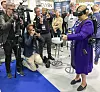 Erna Solberg tester: Statsministeren ble iført HPs nye VR-hodesett og medfølgende datakraft i ryggsekkene og vist maritime VR-løsninger utviklet av NagellD i Bergen. Foto: HP