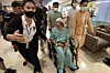 En skadet passasjer snakker med pressen etter at flyet mellom London og Singapore ble rammet av kraftig turbulens. Forskerne advarer mot at det blir mange flere slike episoder i framtiden. Global oppvarming fører til langt mer turbulens enn i dag. Foto: Sakchai Lalit/AP/NTB