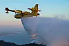 Det var trolig dette flyet, et Canadair CL-415 SuperScooper registrert «C-GQBG», som ble skadd i kollisjonen med en drone torsdag. Her er flyet fotografert under en demonstrasjon av brannslukking i California i 2022.