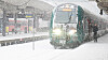 Togfører skraper is av toget før avgang fra Oslo S, 17. januar 2024. Kraftig snøfall på Østlandet skapte store utfordringer for togtrafikken forrige vinter.
