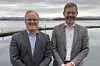 Dag Hole (til høyre) mener at det på papiret kan se ut som at autonomi er i konflikt med sikkerheten i fergekontrakten, men at det ikke nødvendigvis blir sånn. Her er han sammen Dagfinn Neteland i Fjord 1 etter signeringen av Lavik-Oppedal-kontrakten. Foto: Lars Olve Hesjedal, Statens vegvesen