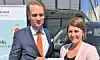 Administrerende direktør i Storebrand Forsikring, Fredrik Weibull og generalsekretær i Norsk elbilforening, Christina Bu ved signering av samarbeidsavtale om Norges første elbilforsikring. Foto: Elbil i Norge.
