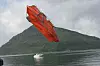 ...stuper livbåten mot vannet...
