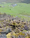 Forsker Kari Sletten i NGU, her i en steinur under Guratinden i Sennesvik i Lofoten under vårens feltarbeid. Foto: NGU