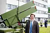 Ivar Simensen i KDA foran Nasams luftvern utstilt på på Kongsberg. Foto: Mathias Klingenberg