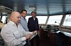 Kaptein Torleif Bakken på Bastø II med Rex ruteplanlegger på en iPad. Kaptein og sikkerhetsrådgiver Gisle Stava i Bastø Fosen har bidratt til utviklingen av Rex som Geir Fagerhus (bakerst) i Marsec-XL står for.