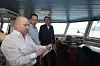 Kaptein Torleif Bakken på Bastø II med Rex ruteplanlegger på en iPad. Kaptein og sikkerhetsrådgiver Gisle Stava i Bastø Fosen har bidratt til utviklingen av Rex som Geir Fagerhus (bakerst) i Marsec-XL står for.