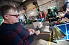 Skal analyseres: Hans Christian Enderud med en oljeprøve som skal sendes til analyse. En rekke slike prøver skal tas i løpet av året i forbindelse med prosjektet Ren biodiesel som drivstoff i norsk landbruk. Foto: Havard Zeiner