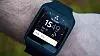 Smartwatch 3 fungerer fint utendørs. Den er vanntett og støvtett.