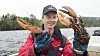 Terje Søviknes eide en fiskebåt og tjente millioner på å fiske leppefisk til oppdrettsnæringen, ved siden av studiene i akvakultur. Han er fornøyd med fagvalget. Her fisker han hummer i Lysefjorden.