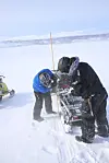 Kontrollmåling med peilestav i hvert hjørne av radarkjelken. Foto: Tore Stensvold