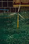 FORSØK:I Sintefs havbasseng er HyWind testet med vindstyrker opp til 30 m/s og bølgehøyde 15 meter. Modellen er i størrelse 1:47.