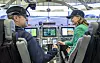 Sveriges norsk-svenske energi- og næringsminister Ebba Busch ble ikke mindre entusiastisk overfor elfly da hun fikk prøvefly ES-30 i en nær autentisk cockpit i flysimulatoren X-Plane. Her får hun instruksjon av testpilot Andrew Larkman. Foto: Sverre Chr. Jarild