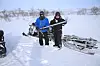Snøtetthet måles ved å hente opp snø med en McCall-sylinder, og veie snøen. Foto: Tore Stensvold