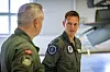 Matthew Veenema, WIC-instruktør og major i det nederlandske luftforsvaret. I forgrunnen: Martin Tesli, sjef på Ørland flystasjon. Foto: Ole Andreas Vekve / Forsvaret