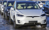 Det stemmer ikke at elbiler i Norge - som disse nyimporterte Teslaene på havna i Drammen - gir dobbelt så store klimautslipp som fossilbiler. Påstanden er basert på et premiss om at alle norske elbiler utelukkende forsynes av vannkraft, som ellers ville erstattet kullkraft i andre land. Det er ingenting som tyder på at dette premisset stemmer.