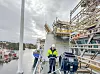 Over holdet på FMA-inspektør Jim David Kolsing ser man det nye fundamentet til satellittkommunikasjonssystemet som KV Svalbard skal få til høsten. Foto: Forsvarsmateriell