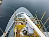 Den hvite antennen er en del av den nye isradaren fra Sea-Hawk. Nedenfor kan man skimte antennen til navigasjonsradaren til skipet. Foto: Forsvarsmateriell