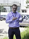Martin Fengler har doktorgrad i matematikk og to store interesser: Flyvning og teknologi. Derfor startet han med utvikling av værdroner, her med den minste versjonen som bare veier 0,7 kg, størrelse 60x60 cm og en maks flyhøyde på 1500 meter. Foto: Nino Rasic/Meteomatics