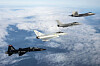 Dassault Rafale (nr 2) og Eurofighter Typhoon (nr 3) er to mulige erstattere for F-18 i Finland. Det er ikke F-22 Raptor (nr 1) eller treningsflyet T-38 Talon. Bildet er fra en øvelse i desember der Frankrike, Storbritannia og USA trente på felles luftoperasjoner.